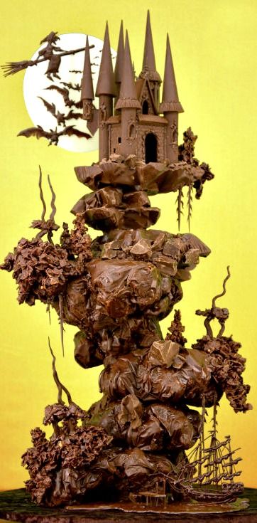 www.cakecoachonline.com - sharing...Spooky Chocolate Castle Cake - AMAZING! ᘡղbᘠ Chocolate Carving Art, Chocolate Castle, Cake Sculptures, Castle Sculpture, Castle Cakes, Chocolate Showpiece, Chocolate Sculpture, Creative Chocolate, Dessert Halloween