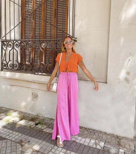 Colorful Travel Outfits, Colourful Vacation Outfits, Bright Coloured Outfits, Colorful Beachy Outfits, Portugal Street Style Summer, Outfits For Spain Spring, Pop Of Colour Outfit, Colorful Beach Outfit, Vibrant Summer Outfits