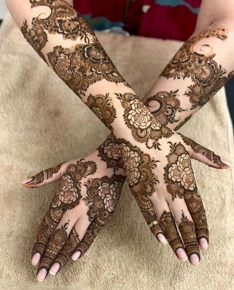 Back Bridal Mehndi, Mehndi Designs Bridal Back Hand, Bridal Mehndi Designs Leg, Henna Designs Bride, Bridal Mehndi Designs With Names, Bridal Mehndi Designs Front Hand, Bridal Mehndi Designs Back Hands, Back Full Hand Mehndi Designs, Bridal Mehndi Designs For Foot