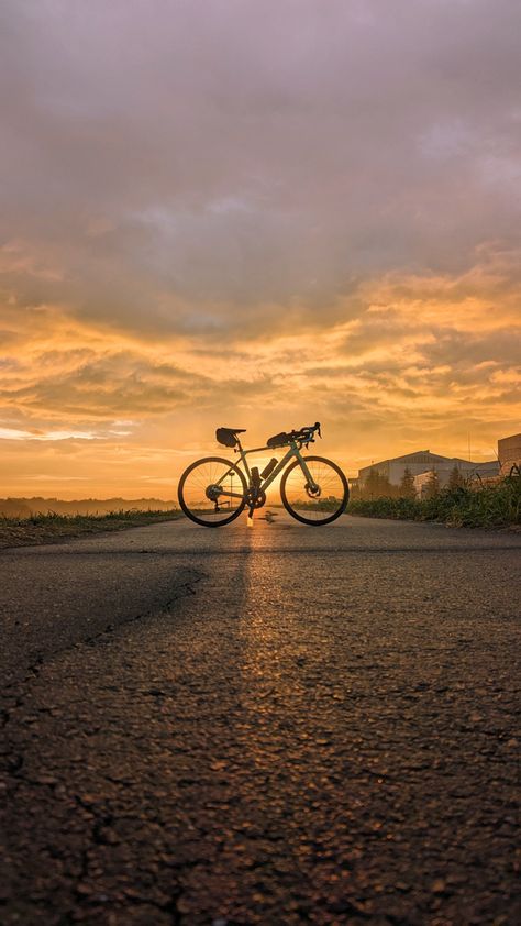 Cyclist Aesthetic, Wallpaper Bike, Biking Aesthetic, Beautiful Dp, Aesthetic Objects, Bike Photography, Photography Classes, Cycling Workout, Source Of Inspiration