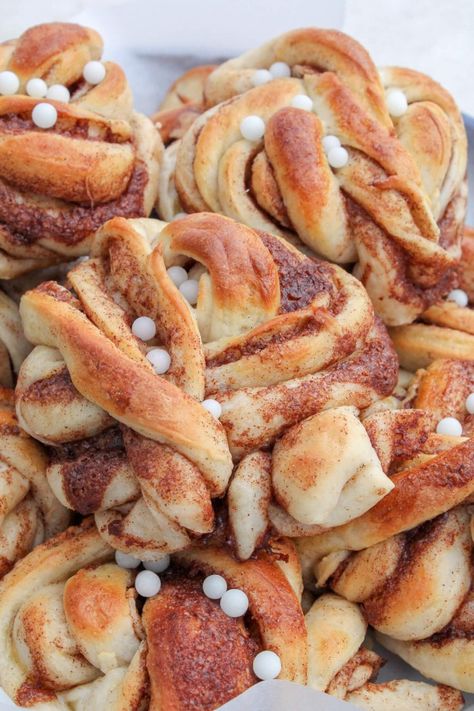 Swedish-cinnamon-buns-featured Swedish Cinnamon Buns, Best Breakfast Ideas, Cinnamon Bun Recipe, Cinnamon Roll Dough, Swedish Food, Swedish Dishes, Sweet Dough, Quick Breakfast Recipes, Scandinavian Food