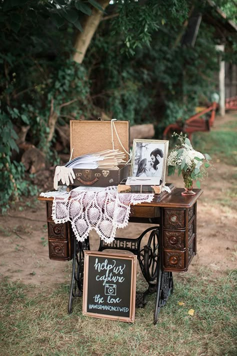 Retro Wedding Decorations, Wedding Welcome Table, Vintage Barn Wedding, Diy Vintage Wedding, Vintage Chic Wedding, Wedding Fotos, Welcome Table, Vintage Wedding Ideas, Vintage Wedding Theme