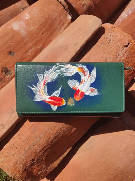 Painting On Wallet, Wallet Painting Ideas, Wallet Painting, Leather Drawing, Painted Wallet, Painted Handbags, Painted Purses, Leather Painting, Koi Fishes