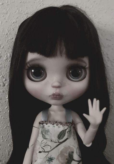 Join the Blythe Doll Community Forums, Groups, and Events Doll Icon, Blythe Dolls Cute, Dolly Doll, Arte Monster High, Haunted Dolls, Doll Aesthetic, Girl Interrupted, Brown Hair Brown Eyes, Gothic Dolls