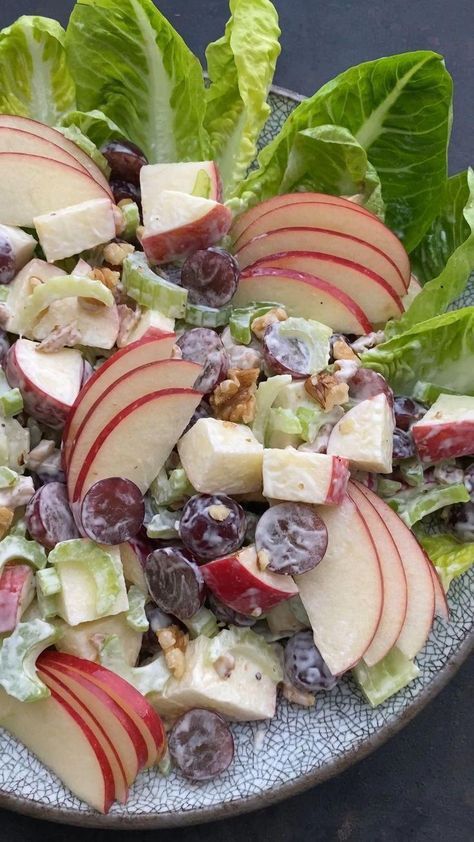 Best Waldorf Salad Recipe, Easy Waldorf Salad, Classic Waldorf Salad, Mayonnaise Dressing, Waldorf Salad Recipe, Amazing Salads, Family Meal Prep, Apple Salad Recipes, Plats Healthy