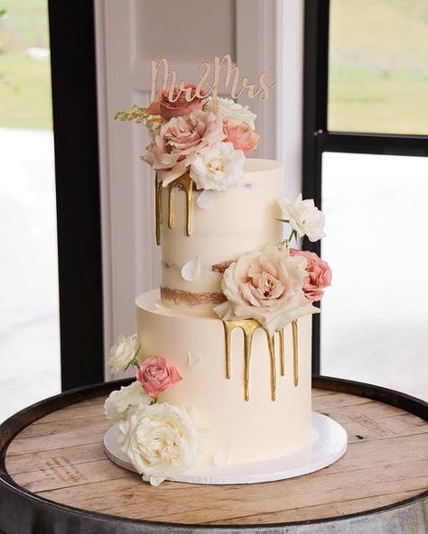 Milk & Honey Cake Creative on Instagram: "Disclaimer: I will never be doing gold drips again 😂 but I hope you all think that she’s pretty ✨ Florals @gwenfloralco Topper @rosewoodeverlastingcreations Venue @hazelwoodestate" Drip Wedding Cakes, Birthday Cake Ideas Two Tier, Engagement Cake Images, Engagement Cake Ideas, Ukrasavanje Torti, Wedding Cakes Designs, Wedding Cake Gold, Gold Drip Cake, Autumn Wedding Cakes