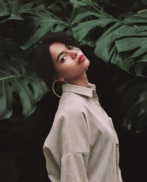 Subtle beauty Botanical Garden Photo Shoot, Greenhouse Photoshoot, Portret Feminin, Garden Photoshoot, Outdoor Portrait Photography, Nature Photoshoot, Photographie Portrait Inspiration, Photography Inspiration Portrait, Creative Photography Techniques