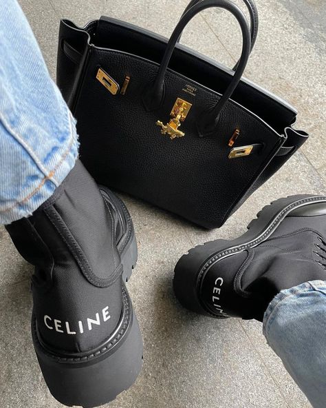 Celine Boots Outfit, Country Housewife, Celine Boots, Hermes Boots, Celine Shoes, Female Biker, Fashion Shoes Heels, Luxury Look, Total Black