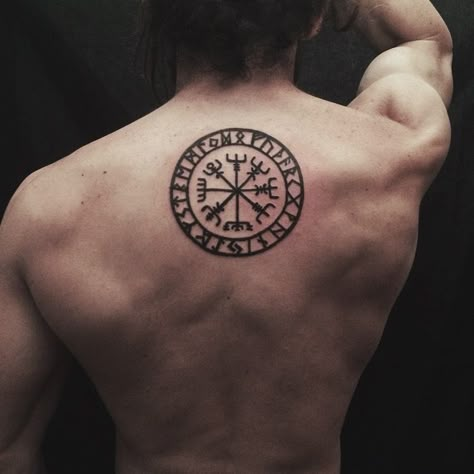 Vegvisir tattoo Viking Compass Tattoo, Simple Compass Tattoo, Tato Maori, Vikings Tattoo, Upper Back Tattoos, Compass Tattoo Design, Rune Tattoo, Nordic Tattoo, Norse Tattoo