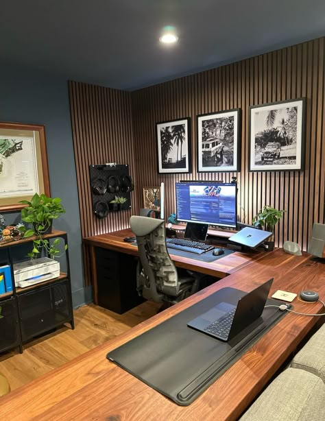 Mens Gaming Office, Masculine Gaming Setup, Home Pc Setup, Home Office Wood Slats, Office Interior Design Diy, Large Home Office Desk, Office Slat Wall, Editing Room Design, Luxury Office Interior Ceo