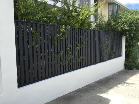 Fence Design Front Yard, House Fence, Front House Fence Ideas, Mexico House Ideas, Residential Entrance, Grill Gate Design, House Fence Design, Modern Fence Design, Front Gate Design