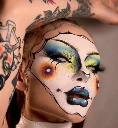 Abstract Clown Makeup, Queen Makeup Royal, Avangard Makeup, Unique Makeup Looks Creative, Goth Drag Makeup, Mask Makeup Look, Clown Sfx Makeup, Drag Makeup For Women, Drag Queen Makeup Looks