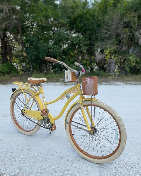 Vintage Bikes With Basket, Cute Bicycles, 80s Bicycle, Aesthetic Bicycle, Bicycle Aesthetic, Bici Retro, Cute Bike, Yellow Bike, Surf City Nc