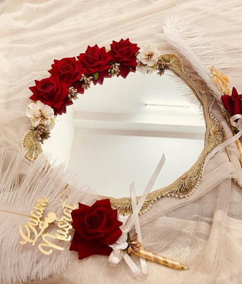 Set of Nikah mirror and pen ✨ #nikahmirror #nikahpen #nikahessentials #weddinginspiration #weddingideas Nikah Plate Decor, Nikah Mirror Decoration, Nikah Pen Plate, Nikah Mirror Plate, Mirror Set Up Ideas, Nikah Pen Diy, Nikah Decoration Ideas, Wedding Pen Ideas, Wedding Mirror Ideas