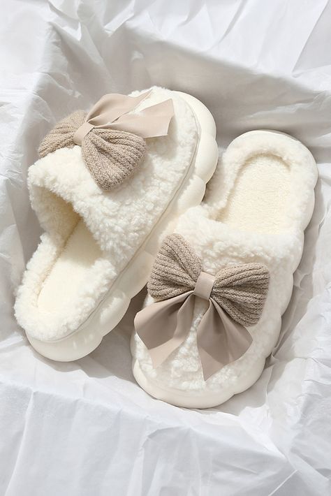 $1.95 White Contrast Bowknot Applique Plush Winter Slippers Wholesale Cute White Slippers, Cute Slippers Aesthetic, Aesthetic Slippers, Slippers Aesthetic, Slippers For Women Fashion, Aesthetic Footwear, Room Slippers, Women Slippers Fashion, Winter Footwear