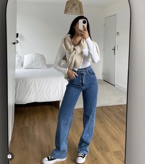 White Tee And Jeans Outfit Aesthetic, Weekday Outfits Casual, Blue Jeans Top Outfit, Blue Jeans Autumn Outfit, Minimal Jeans Outfit, Style With Blue Jeans, Autumn Blue Jeans Outfit, Blue Mom Jeans Outfit Autumn, Outfit Inspo With Blue Jeans