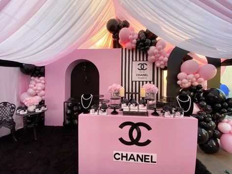 Chanel Birthday Photoshoot, Chanel Birthday Theme, Bridal Bouquet Calla Lillies, Chanel Birthday Party Decoration, Chanel Party Ideas, Chanel Inspired Party, Paris Party Decorations, Chanel Baby Shower, Coco Chanel Party