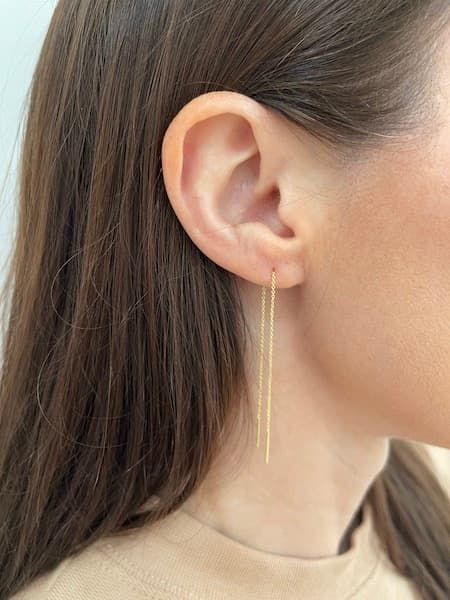 If you’re looking for new and unique jewelry pieces to elevate your style, threader earrings (also known as pull through earrings) are a great option!  These versatile earrings have become a hot new trend in… The post How To Wear Threader Earrings appeared first on Fit Mommy In Heels. Threader Earrings Multiple Piercings, Pull Through Earrings, Black And White Capsule Wardrobe, Summer Airplane Outfit, Mommy In Heels, Threaded Earrings, Gold Earing, Airplane Outfit, Wanderlust Fashion