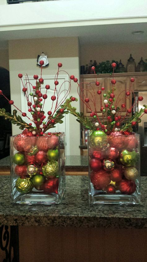 Decoração Christmas Centers, Christmas Vases, Christmas Bathroom Decor, Christmas Table Centerpieces, Christmas Centerpieces Diy, Simple Christmas Decor, Christmas Arrangements, Holiday Centerpieces, Christmas Centerpieces