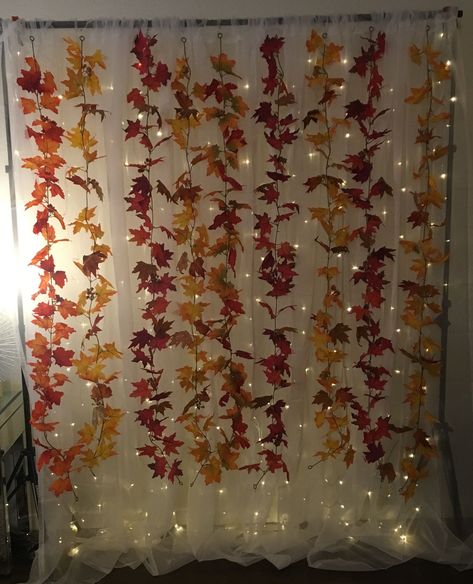 Thanksgiving Decorations Nursing Home, Simple Fall Photo Booth Ideas, Fall Party Photo Booth, Fall Picture Backdrop Ideas Diy, Fall Diy Photo Backdrop, Friendsgiving Ideas Photobooth, Fall Theme Photo Backdrop, Fall Dance Ideas School, Thanksgiving Back Drop Decorations