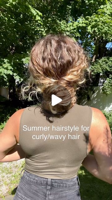 Naturally Wavy Hair Updo, Wedding Curly Bun Hairstyles, Hair Buns For Curly Hair, Diy Updo For Curly Hair, Updo For Curly Hair Easy, How To Do A Ponytail With Curly Hair, Curly Updos For Medium Hair Tutorial, Easy Bun Curly Hair, Curly Hair Updo Easy Natural Curls Claw Clip