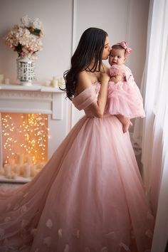 Mommy Daughter Dresses, Mom Daughter Matching Dresses, Mom With Baby, Mommy Daughter Photoshoot, Mother Daughter Poses, Mother Baby Photography, Mother Daughter Photoshoot, Baby Birthday Photoshoot, Daughter Photoshoot