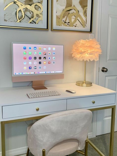 White Desk Pink Decor, Imac Workspace Aesthetic, Imac Desk Setup Aesthetic Pink, Desk With Macbook, Home Office Imac, Pink Apple Desktop, Cute Wfh Desk Setup, Aesthetic Imac Setup, Gold Desk Aesthetic