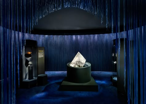 Beauty from the Depths of the Earth: ‘The Art & Science of Gems’ by Van Cleef & Arpels in Singapore | Yatzer Museum Lighting, Jewellery Exhibition, Museum Design, Showroom Display, Museum Displays, Exhibition Booth Design, School Jewelry, Exhibit Design, Exhibition Booth