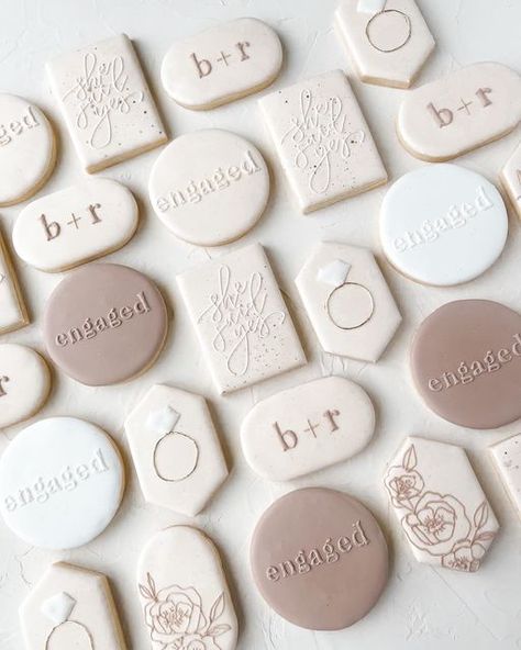 Engagement Party Cookies, Wedding Cookies Decorated, Wedding Shower Cookies, Engagement Cookies, Bridal Cookies, Engagement Dinner, Dessert Bar Wedding, Bar Menu Wedding, Outdoor Fall Wedding