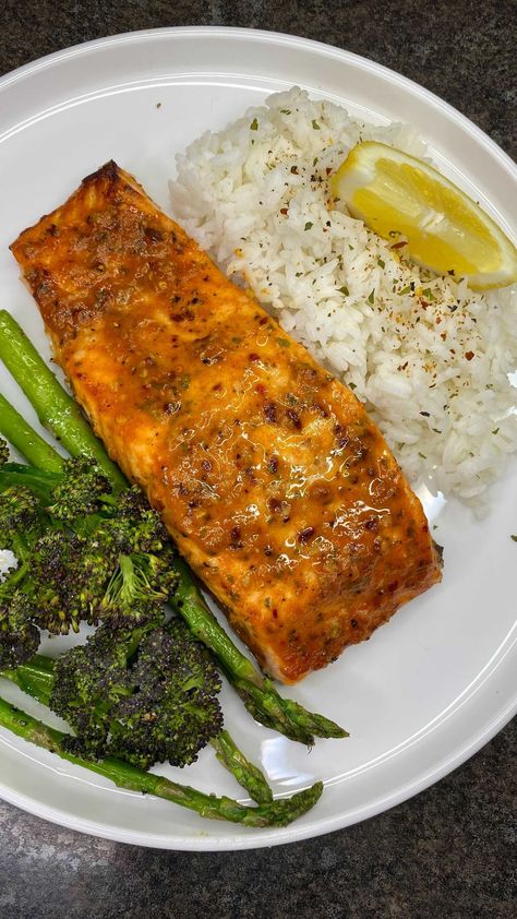 Rice Recipes Lunch, Healthy Eating Salmon, Healthy Food Salmon, Healthy Food With Rice, Salmon Food Ideas, Salmon Healthy Meals, Rice And Salmon Recipes, Foods With Rice, Salmon Rice Recipes