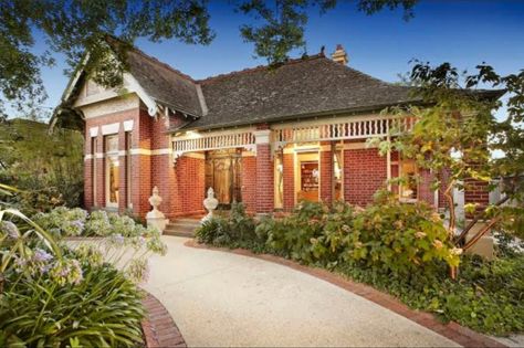 Federation House Australia, Edwardian House Exterior, Federation Home, Red Brick House Exterior, Brick House Exterior, Garden Edging Ideas, Brick Homes, House Australia, Painted Windows