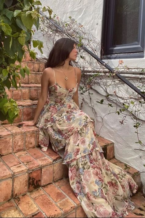 Some cute and some chic floral dresses that will totally add some fun and some freshness to your closet. Hot Prom Dress, Wardrobe Aesthetic, Dresses Birthday, Spring Formal, Maid Of Honour Dresses, Prom Dress Evening, Estilo Boho Chic, Long Evening Dress, Chiffon Floral