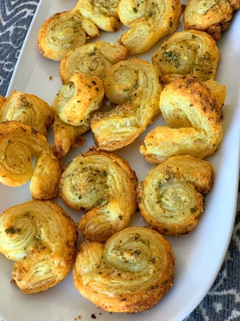 Puff Pastry Garlic Knots, Garlic Puff Pastry, Puff Pastry Garlic Twists, Puff Pastry Garlic Bread, Parmesan Puffs, Parmesan Puff Pastry, Garlic Parmesan Knots, Garlic Twist, Italian Christmas Dinner