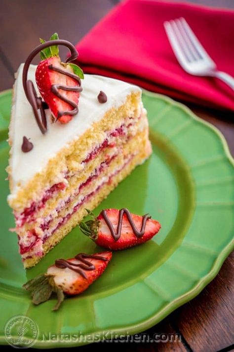 Strawberry Layer Cake, Cake With Strawberry Filling, Strawberry Layer Cakes, Fruit Cake Recipes, Strawberry Cake Filling, Cake With Strawberry, Layer Cake Recipes, Strawberry Cake Recipes, Fruit Cakes