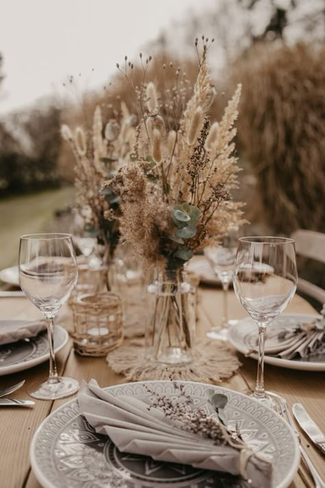 Elopement Style Wedding Dress, Dried Flowers Boho Wedding, Tan And Green Wedding Table Settings, Boho Table Arrangements Wedding, Simple Boho Wedding Table Setting, Feather Arrangements Wedding, Boho Plate Chargers, Wedding Decorations Dried Flowers, Boho Candle Centerpieces Wedding