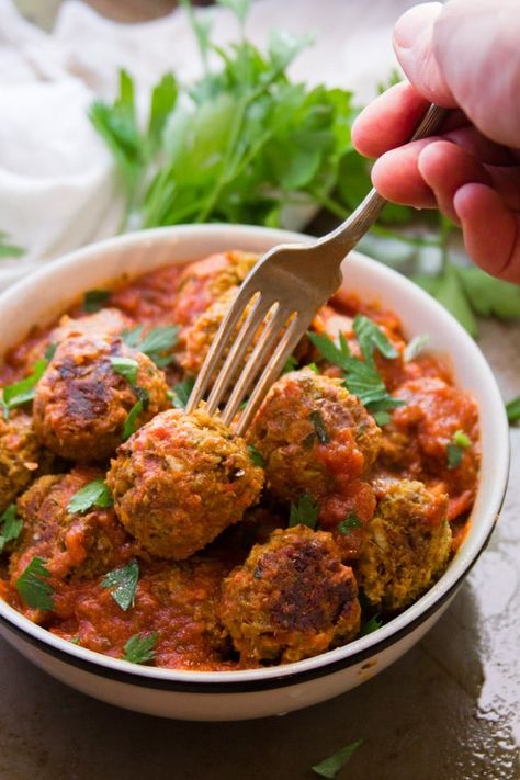 Vegan Meatballs Recipe, Lentil Meatballs, Vegetarian Meatballs, Vegan Meatballs, Salad Pasta, Tasty Vegetarian Recipes, Lentil Recipes, Idee Pasto Sano, Meatless Meals