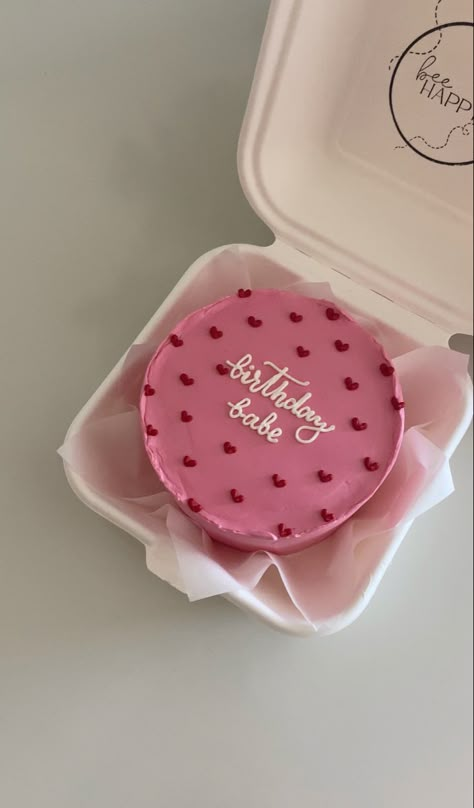 Easy Pink Birthday Cake, Cake Ideas For 20th Birthday Girl, Simple Aesthetic Cakes, Birthday Bento Cake Ideas, Cute Small Cakes, Bento Cake Pink, Circle Birthday Cake, Pink Bento Cake, Pink Round Cake