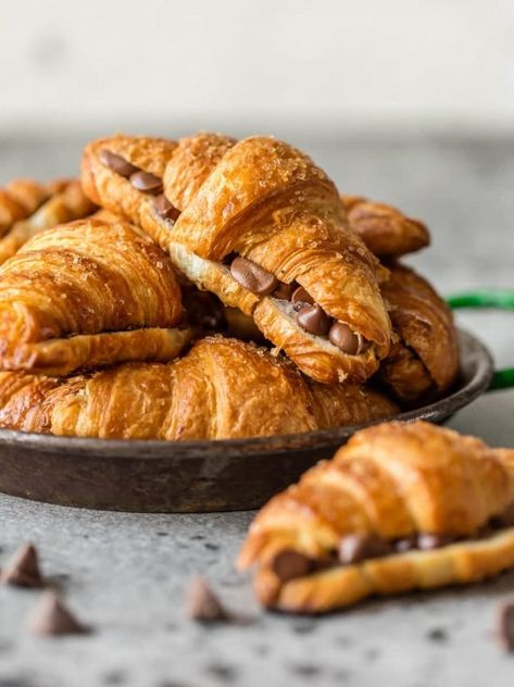 Chocolate Croissant Recipe Easy, Chocolate Croissant Recipe, Easter Sunday Brunch, Morning Recipes Breakfast, Chocolate Croissants, Breakfast For A Crowd, Croissant Recipe, Chocolate Croissant, Clam Recipes