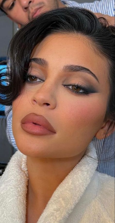 Kylie Jenner Blue, Makeup Aesthetic Ideas, Makeup Bag Aesthetic, Prom Makeup For Brown Eyes, Makeup Wallpaper, Maquillage Yeux Cut Crease, Sultry Makeup, Blue Makeup Looks, Kylie Makeup