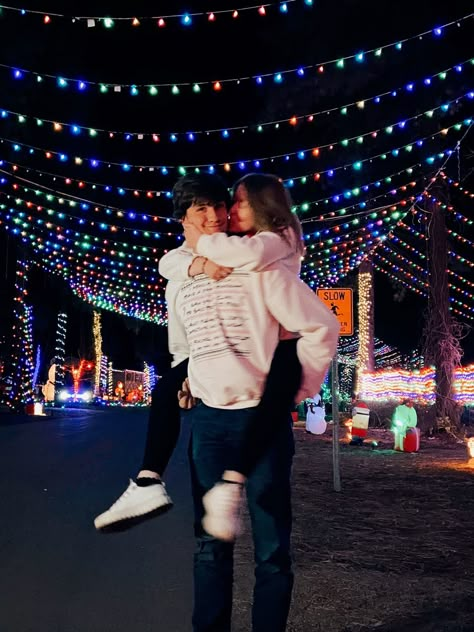 Christmas Cupple Photos, Christmas Photoshoot With Boyfriend, Couple’s Christmas Pictures, Christmas Lights Pics With Boyfriend, Cute Couple Pics Christmas Lights, Cute Couple Christmas Pics, Christmas Couple Pictures Outdoor Lights, Cute Winter Pictures Couples, Couple Ideas Christmas