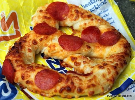 Pepperoni Twist-- Wetzel's Pretzels downtown Disney Pepperoni Pretzel Recipe, Wetzel Pretzel Recipe, Pretzel Thins Snacks, Wetzels Pretzels Copycat, Disney Pretzel Recipe, Pepperoni Pretzel, Making Pretzels, Wetzels Pretzels, Nyc Pretzel