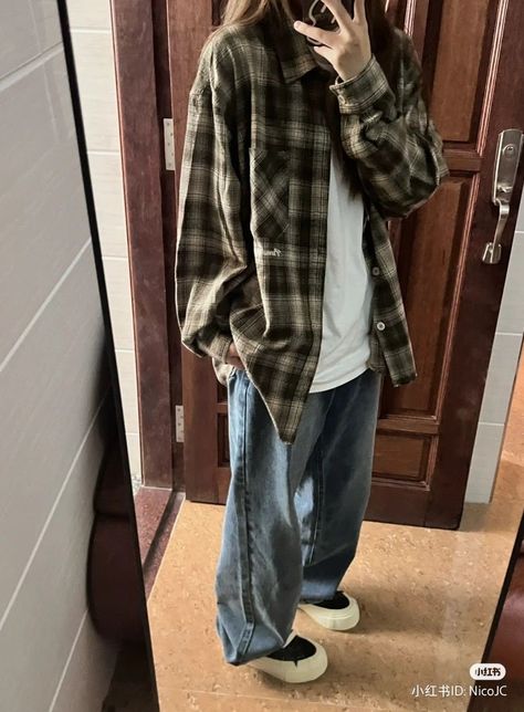 Mens Clothing Styles Dark Academia, Simple Wear Casual, Fits With Flannels, Flannel Shirt Outfit Grunge, Mid West Emo Outfits, Casual Outfit Black Jeans, How To Look Masculine, Plaid Shirt Aesthetic, Midwestern Emo Outfit