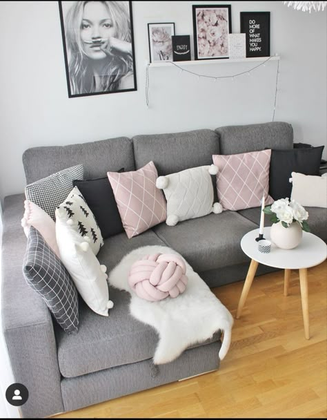 Pink And Grey Decor Living Room, Pink White Gray Living Room, Gray And Pink Living Room Decor, Gray And Pink Living Room, Grey Couch Pillow Ideas, Pink And Grey Living Room, Grey And Pink Living Room, Kate Moss Poster, Stylish Living Room Furniture