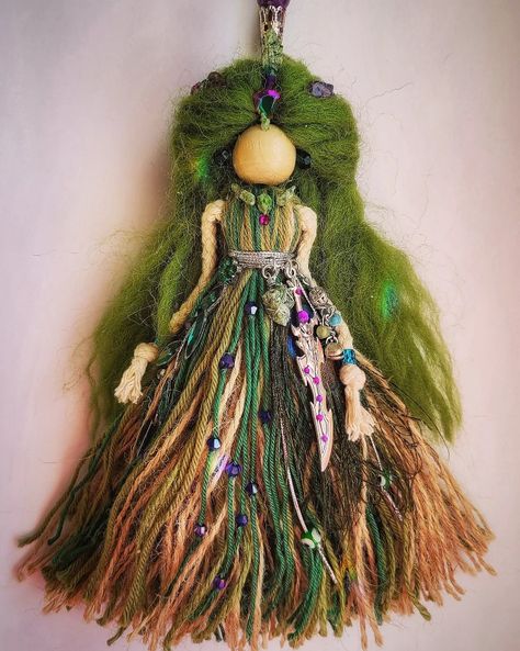 Yarn Fairy Doll Diy, Brigid Doll Diy, Spirit Dolls Pagan, Witch Poppet Diy, Yarn Sculpture Art, Fairy Peg Doll Diy, Yarn Witch Doll, Felt Witch Doll, Tassel Dolls Diy