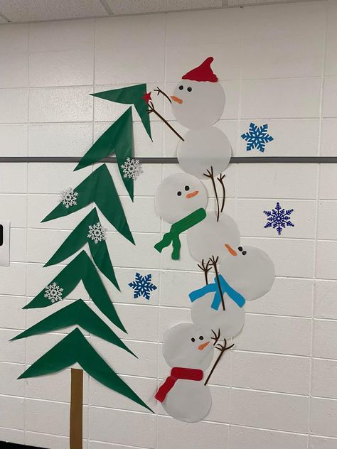 Kindergarden Decoration For Christmas, Window Decoration Ideas For School Christmas, Christmas Classroom Decorations Wall, Christmas Window Classroom, Preschool Christmas Window Display, Christmas Decorated Classrooms, Christmas Daycare Decorations, Christmas Decor Ideas Daycare, Winter Wall Decorations For Classroom