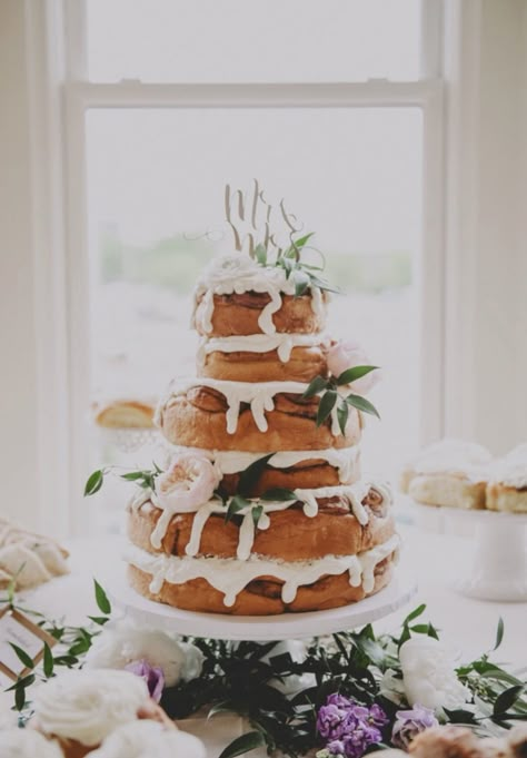 Cinnamon Roll Wedding Cake, Cinnamon Roll Display, Cinnamon Roll Wedding, Brunch Wedding Cake, Cake Cinnamon Rolls, Cake Cinnamon, Biscuit Bar, Amazing Wedding Ideas, Brunch Decor