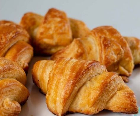 Keto Croissants Keto Croissant, Churros Cupcakes, Gathering Appetizers, Keto Dinner Rolls, French Breads, Pink Party Foods, Croissant Recipes, Breakfast Charcuterie, Mini Croissant