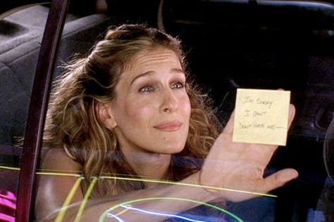 "I'm sorry I can't Don't hate me-"  Berger, what were you thinking?! Using passive rejection to break up with Carrie using a post-it note? That's low, man. Even if it wasn't your intention, she saw it as an internal attribution and responded aggressively and found herself smoking pot in front of a police officer. Pick up the phone next time, Jack. It's the least you could do. Carrie Bradshaw Quotes, City Quotes, Getting Dumped, Samantha Jones, City Love, Mercury Retrograde, Actrices Hollywood, Up Book, Sarah Jessica