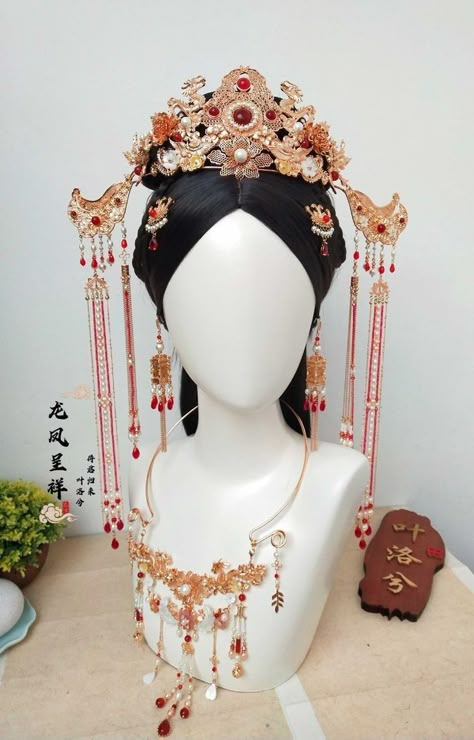 Hanfu Headpiece, Chinese Jewelry Traditional, Fashion Magazine Typography, Asian Hair Ornaments, Traditional Asian Dress, Chinese Aesthetic, Chinese Style Dress, Chinese Hair Accessories, Chinese Jewelry