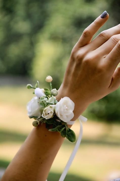 Simple Corsages, White Wrist Corsage, White Bridal Flowers, Prom Flowers Corsage, Wrist Corsage Bracelet, White Corsage, Wrist Corsage Wedding, Prom Corsage And Boutonniere, Flower Hair Accessories Wedding